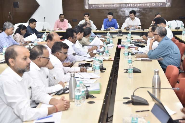 सर्पदंश एवं मौसमी बीमारियों से बचाव के लिए अस्पतालों में दवाइयों की उपलब्धता करें सुनिश्चित- कलेक्टर श्री आकाश छिकारा