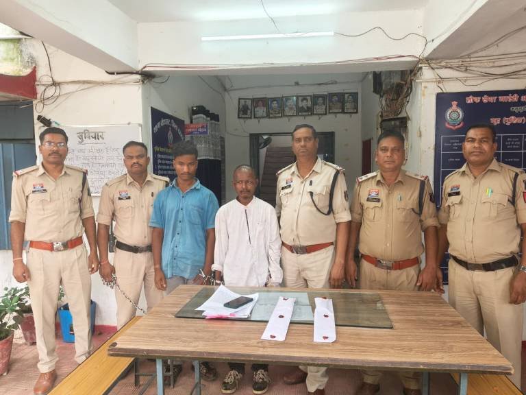 चाकू लहराकर दहशत फैलाने वाले 2 आरोपी गिरफ्तार, एक फरार