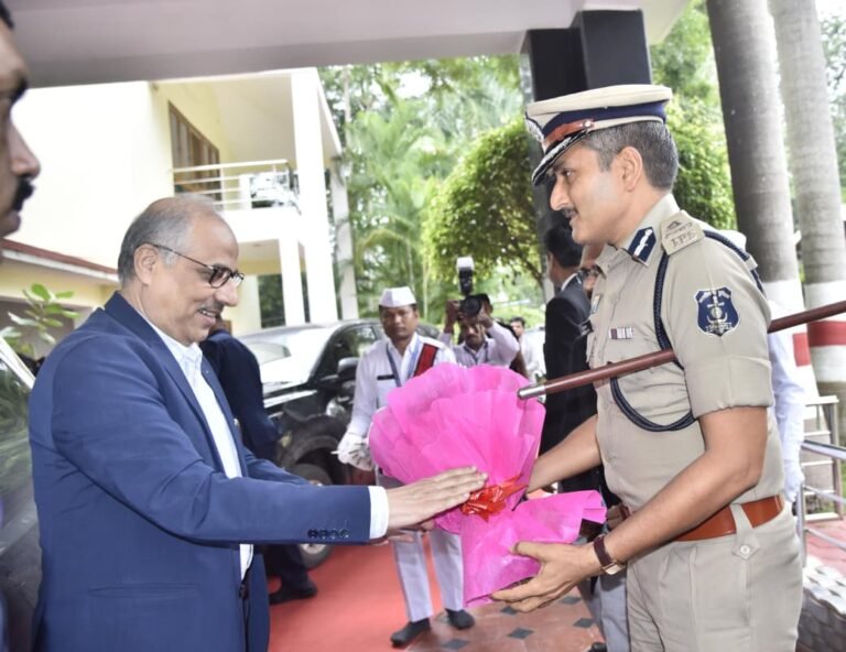 छत्तीसगढ़ हाईकोर्ट के मुख्य न्यायाधीश रमेश सिन्हा का बस्तर आगमन, अधिकारियों ने किया स्वागत