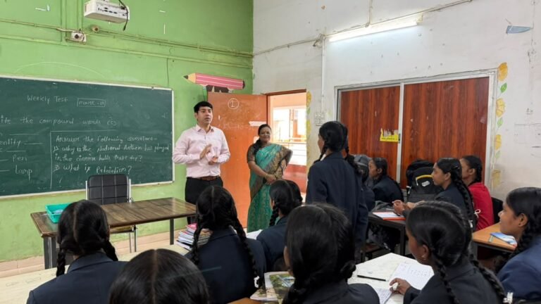 कलेक्टर आकाश छिकारा पहुंचे स्कूल, छात्रों से किया संवाद; हर सप्ताह टेस्ट और उत्कृष्ट विद्यार्थियों को रायपुर व बस्तर भ्रमण का मिलेगा अवसर