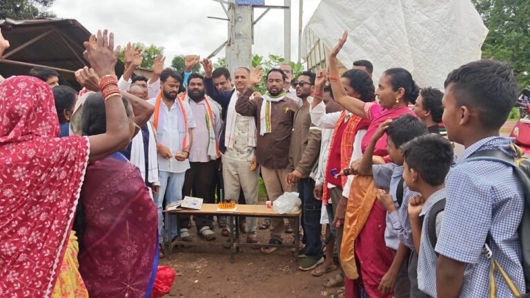 कांग्रेस का ‘मिशन गांव चलो’ अभियान जारी, नगरनार में ग्रामीणों से सीधा संवाद कर सुनी समस्याएं