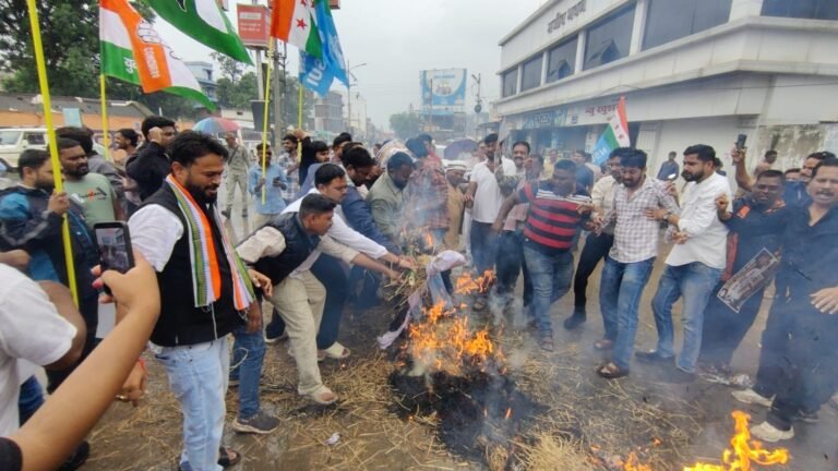 NEET पेपर लीक और राहुल गांधी की हिरासत के विरोध में कांग्रेस का प्रदर्शन, पीएम मोदी और अमित शाह का पुतला फूंका
