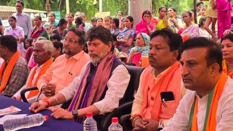 प्रधानमंत्री श्री नरेन्द्र मोदी जी के मन की बात का ग्राम कलचा में श्रवण करते, भाजपा प्रदेश अध्यक्ष एवं विधायक श्री किरण देव, सांसद श्री महेश कश्यप एवं जनप्रतिनिधि
