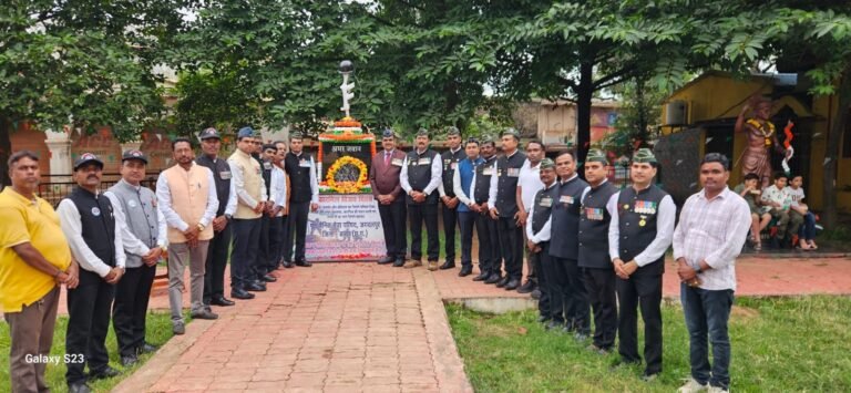 कारगिल विजय दिवस पर शहीदों को दी श्रद्धांजलि, पूर्व सैनिकों ने निकाली भव्य बाइक रैली