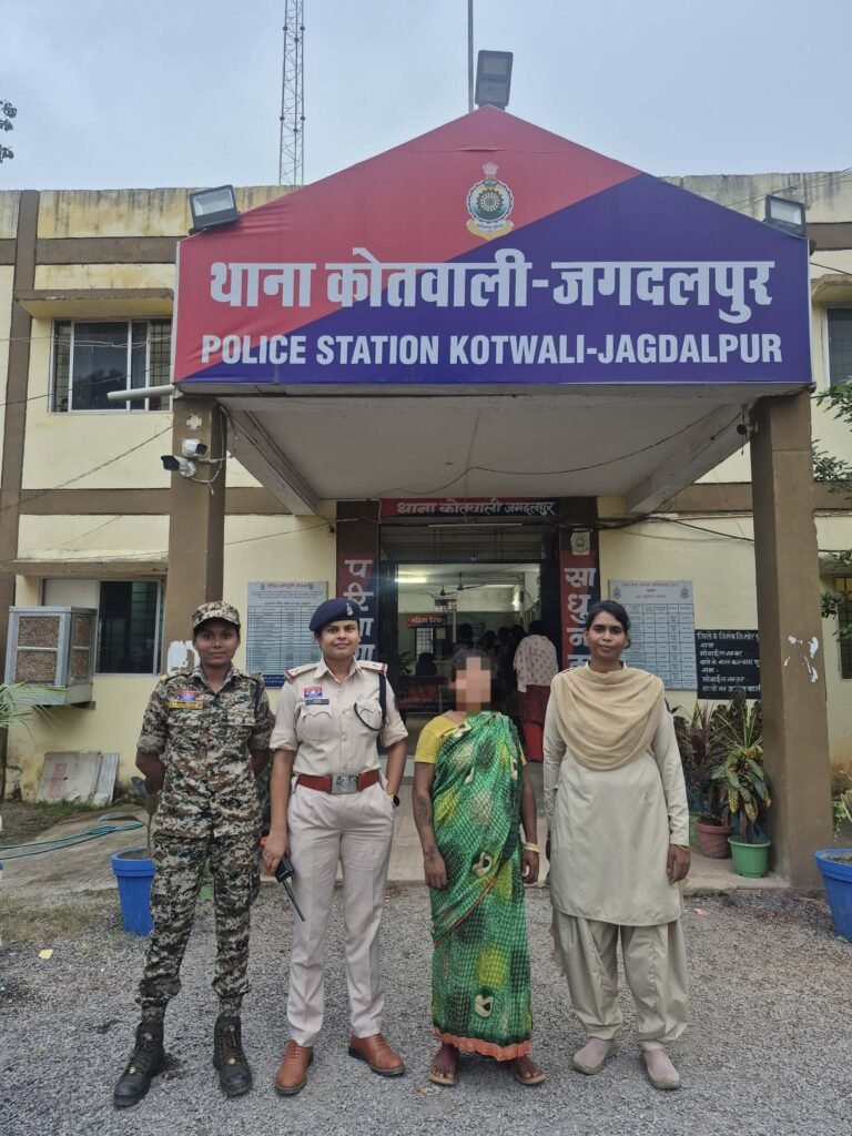 घर-घर घूमकर चोरी करने वाली शातिर महिला गिरफ्तार, CCTV फुटेज से खुला राज; 5 मोबाइल व लेडीज पर्स बरामद