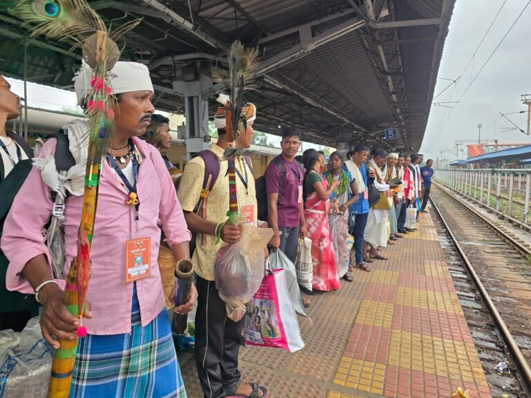 बदलते बस्तर का संदेश लेकर दिल्ली रवाना हुआ बस्तर का प्रतिनिधिमंडल, राष्ट्रपति से करेंगे मुलाकात, बस्तर की समृद्ध जनजातीय संस्कृति से कराएंगे परिचित