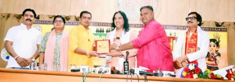 रायपुर: प्रेस क्लब के “हमर पहुना” कार्यक्रम में पहुंचे देवकीनंदन ठाकुर, बोले- सनातन बोर्ड का हो गठन, धर्माचार्यों को मिले 50 सीटें