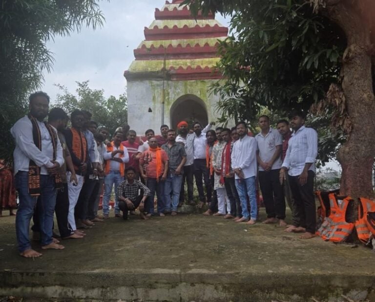 सांसद महेश कश्यप की पहल से सावन के प्रथम सोमवार पर हजारों श्रद्धालुओं ने दलपत सागर स्थित प्राचीन भूपालेश्वर शिव मंदिर में किए दर्शन