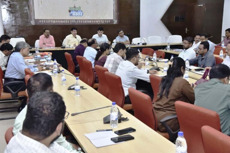 समय-सीमा की बैठक में कलेक्टर ने दिए त्वरित क्रियान्वयन के निर्देश,  कलेक्टर आकाश छिकारा की अध्यक्षता में जनकल्याणकारी योजनाओं, सर्वे कार्यों और स्वतंत्रता दिवस तैयारियों की विस्तृत समीक्षा