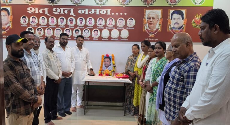 जल,जंगल,जमीन व आदिवासियों के अधिकारों की रक्षा के लिए शहीद महेंद्र कर्मा जी का योगदान अविस्मरणीय- सुशील मौर्य, शहर जिला कांग्रेस कमेटी ने राजीव भवन में सादगीपूर्ण मनाई शहीद महेंद्र कर्मा जी की जयंती,पुष्पांजलि अर्पित कर दी श्रद्धांजलि