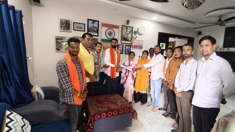 शहीद जवानों के परिजनों से मिले भाजयुमो कार्यकर्ता, तिरंगा भेंट कर किया सम्मान
