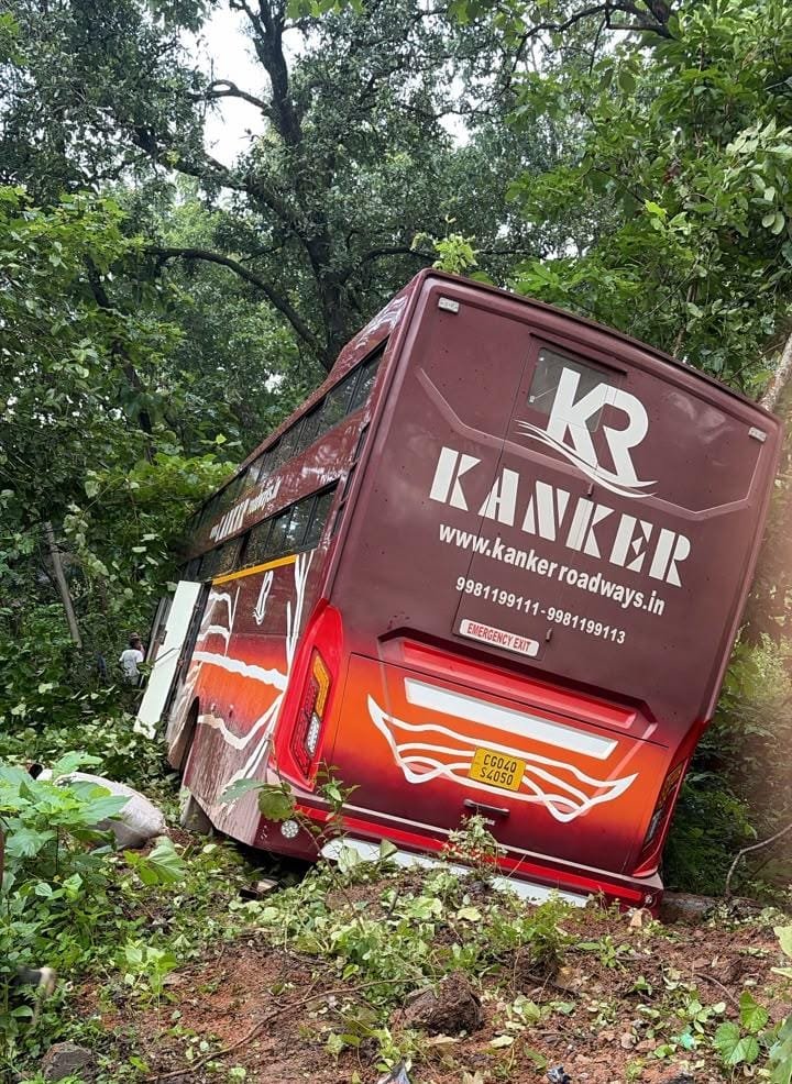 सुकमा में कांकेर बस दुर्घटनाग्रस्त, गीदम नाला के पास सड़क से नीचे उतरी