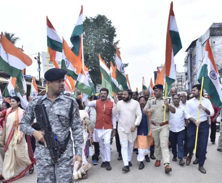 🇮🇳 ‘हर घर तिरंगा’ के संदेश के साथ निकली भव्य तिरंगा यात्रा, राष्ट्रप्रेम के रंग में रंगा जगदलपुर, जनप्रतिनिधियों, अधिकारियों और स्कूली बच्चों ने बढ़-चढ़कर लिया हिस्सा