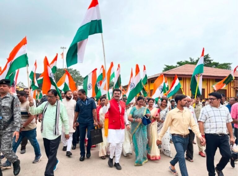🇮🇳 तिरंगे के रंग में रंगा जगदलपुर, देशभक्ति के नारों से गूंजा शहर,दंतेश्वरी मंदिर से निकली भव्य तिरंगा यात्रा में हजारों विद्यार्थियों और शहरवासियों ने लिया हिस्सा,महापौर संजय पांडे ने युवाओं से हर घर तिरंगा फहराने और राष्ट्रनिर्माण में योगदान देने का किया आह्वान
