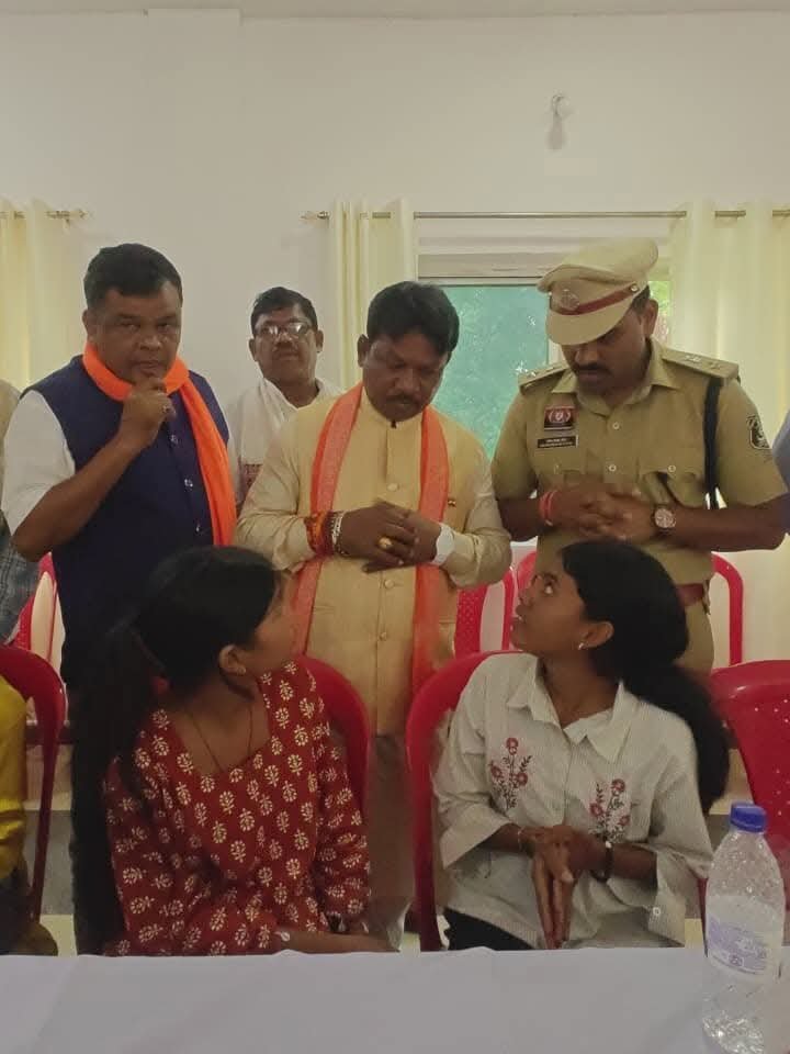 स्वतंत्रता दिवस पर नक्सल हिंसा प्रभावित परिवारों के बीच पहुंचे सांसद महेश कश्यप- बीजापुर