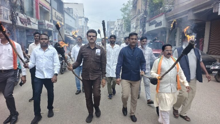 वंदे मातरम् गीत के कथित अपमान के विरोध में भाजयुमो ने निकाला मशाल जुलूस