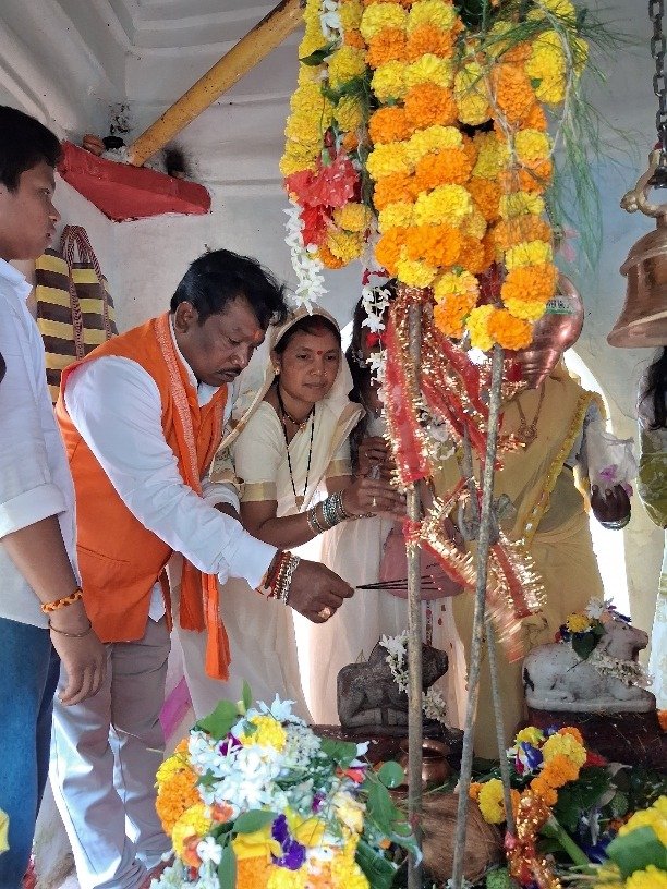 सांसद महेश कश्यप ने परिवार के साथ किए भूपालेश्वर महादेव के दर्शन