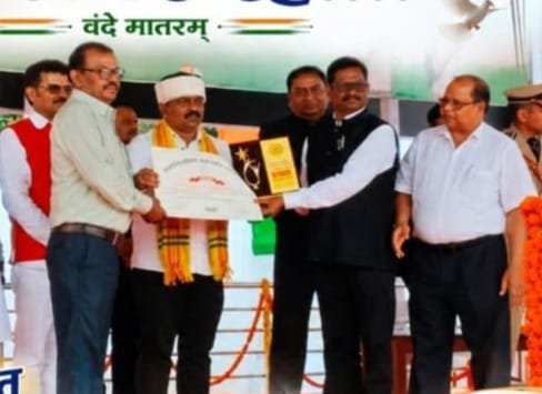 शिक्षा के क्षेत्र में उत्कृष्ट कार्य के लिए जिला शिक्षा अधिकारी बी.आर. बघेल सम्मानित