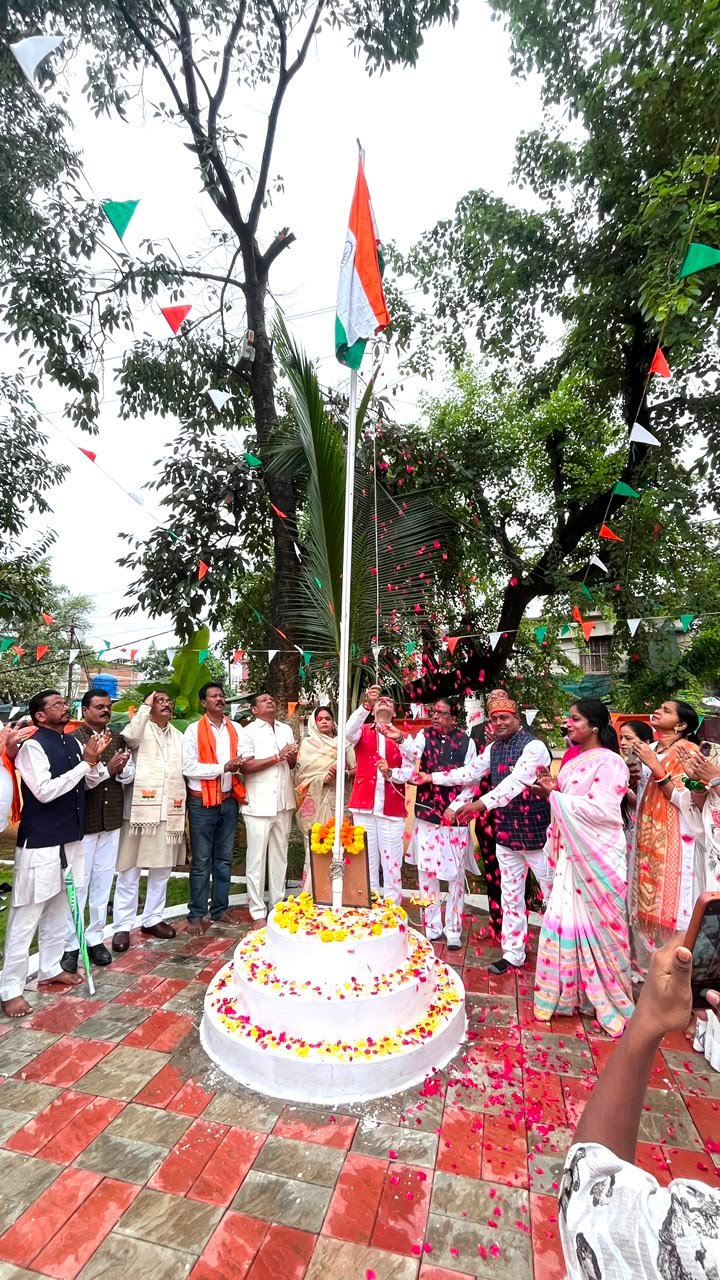 नगर निगम जगदलपुर में महापौर संजय पांडे ने किया ध्वजारोहण, एकता-अखंडता का लिया संकल्प