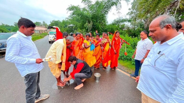 कांवड़ियों के चरण पखारकर महापौर संजय पांडे ने जताई आस्था