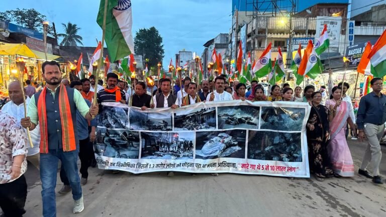 विभाजन विभीषिका स्मृति दिवस पर निकली मौन मशाल रैली, शहीदों और विस्थापितों को दी श्रद्धांजलि