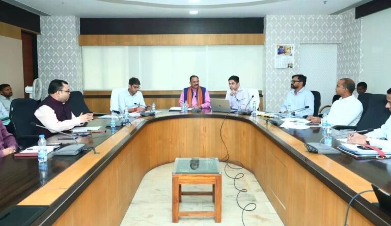 स्वास्थ्य मंत्री श्याम बिहारी जायसवाल ने की विभागीय कार्यों की समीक्षा