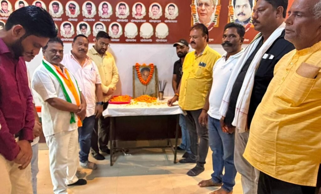 शहर जिला कांग्रेस कमेटी ने सादगीपूर्ण मनाई स्व. राजीव गांधी की जयंती, पुष्पांजलि अर्पित कर किया नमन