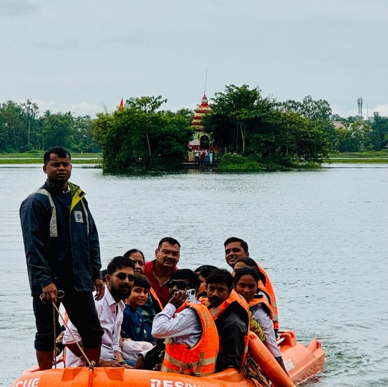 दलपत सागर के मध्य भूपालेश्वर महादेव मंदिर पहुंच हजारों शिवभक्तों ने किया जलाभिषेक