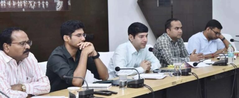 प्रशासनिक प्रक्रियाओं का सरलीकरण और सुगम सेवा प्रदायगी सर्वोच्च प्राथमिकता : कलेक्टर आकाश छिकारा
