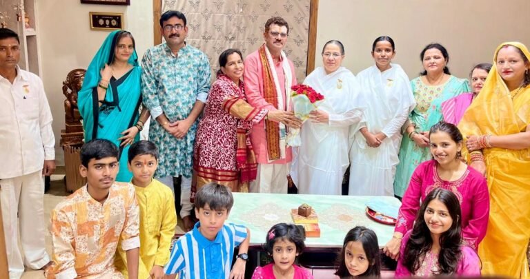 ब्रह्माकुमारी मंजुला दीदी ने महापौर संजय पांडेय के निवास पहुंचकर बांधा रक्षासूत्र