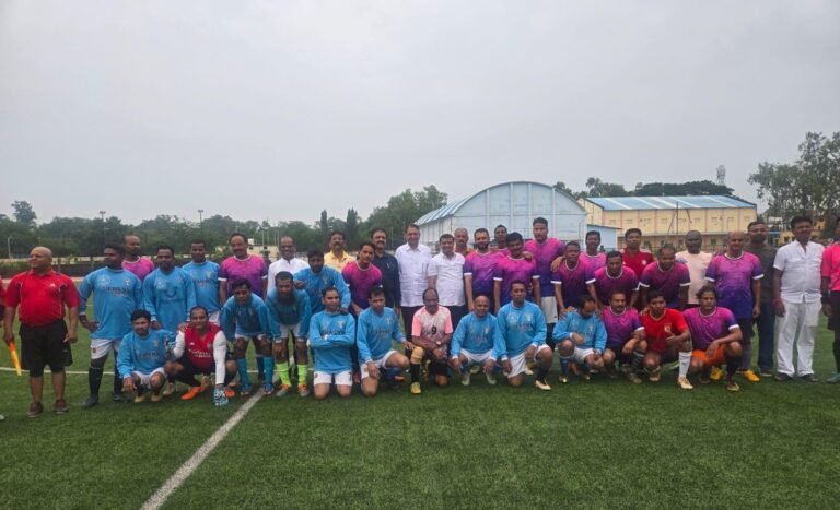 मेजर ध्यानचंद स्मृति फुटबॉल मैच में दिखा खेल और सद्भावना का संगम,      जूनियर मुकाबले में आमचो बस्तर की शानदार जीत, 40 प्लस वर्ग में कोटपाड़ वेटरन्स ने मारी बाजी
