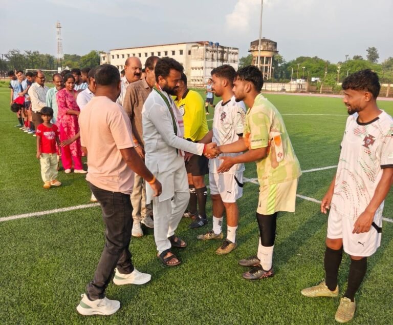 स्व. सिद्धार्थ मिश्रा की स्मृति में डीएफए ट्रॉफी लीग कप नॉकआउट फुटबॉल प्रतियोगिता का शुभारंभ,   शहर जिला कांग्रेस अध्यक्ष सुशील मौर्य मुख्य अतिथि के रूप में हुए शामिल, खिलाड़ियों का बढ़ाया उत्साह