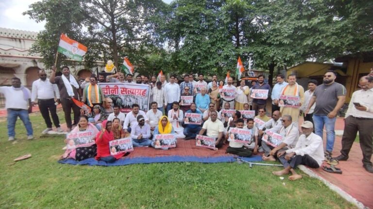 चीनी सत्याग्रह: बढ़ती महंगाई और शक्कर की कीमतों में वृद्धि के खिलाफ कांग्रेस का प्रदर्शन, आम आदमी की थाली से मिठास गायब, गन्ने के रस को एथेनॉल उत्पादन में डायवर्ट करने से बढ़े चीनी के दाम — सुशील मौर्य
