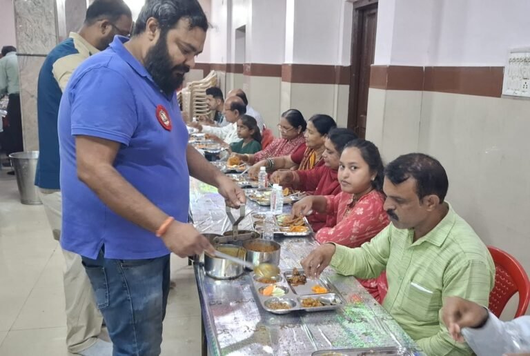 श्रीकृष्ण जन्मोत्सव के बाद महाभंडारे में उमड़ा आस्था का सैलाब, सात दिवसीय श्रीमद्भागवत कथा के समापन के बाद महाप्रसाद ग्रहण करने उमड़े शहरवासी