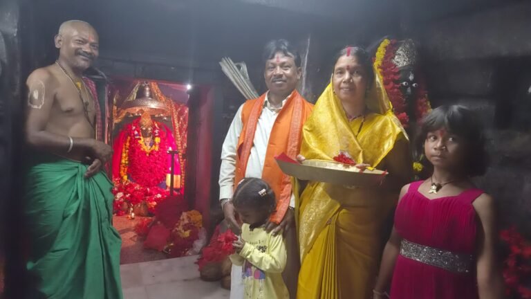 आस्था के धाम माँ दंतेश्वरी के चरणों में सांसद महेश कश्यप ने परिवार संग की पूजा-अर्चना माँ दंतेश्वरी से बस्तर की सुख-समृद्धि, शांति एवं खुशहाली की कामना