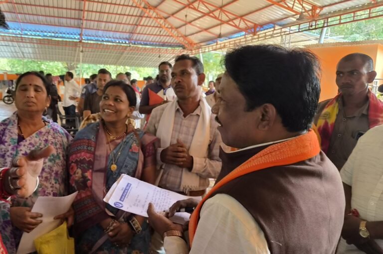जनता से सीधा संवाद जनप्रतिनिधि के दायित्व का महत्वपूर्ण हिस्सा : महेश कश्यप,निज निवास एवं कार्यालय में बस्तर सांसद महेश कश्यप ने सुनी क्षेत्रवासियों की समस्याएं