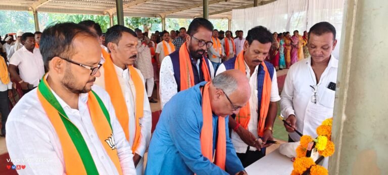 मोदी के 25 वर्षों की सेवा यात्रा का संदेश घर-घर पहुंचाएगा भाजपा कार्यकर्ता,नानगुर मंडल में ‘सेवा संकल्प अभियान’ को लेकर कार्यशाला आयोजित,भाजपा प्रदेश अध्यक्ष किरण सिंह देव ने मोबाइल के माध्यम से कार्यकर्ताओं को किया संबोधित