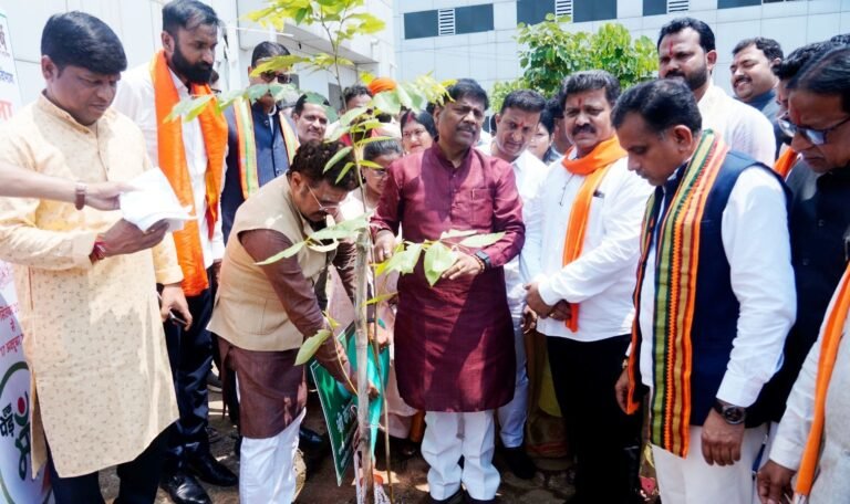 सेवा संकल्प अभियान: डिप्टी सीएम विजय शर्मा ने महारानी अस्पताल में किया रक्तदान, युवाओं को मानव सेवा के लिए किया प्रेरित, अस्पताल परिसर में किया पौधरोपण