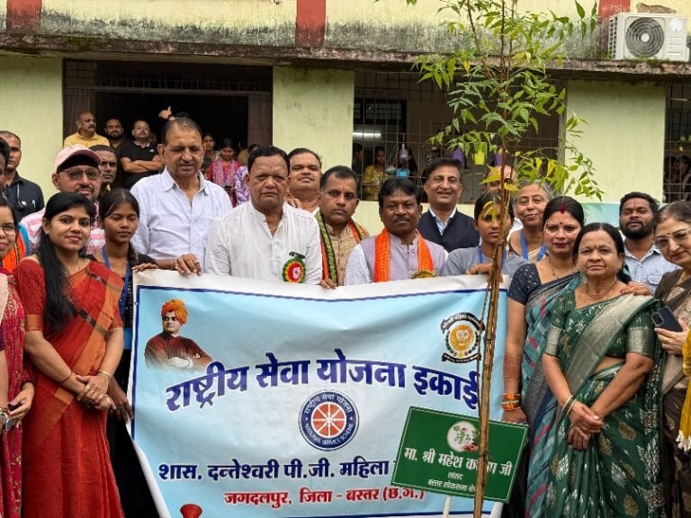 एक पेड़ मां के नाम: दंतेश्वरी महिला महाविद्यालय में भाजपा का पौधरोपण अभियान, सांसद महेश कश्यप बोले—युवा शक्ति ही भारत का भविष्य