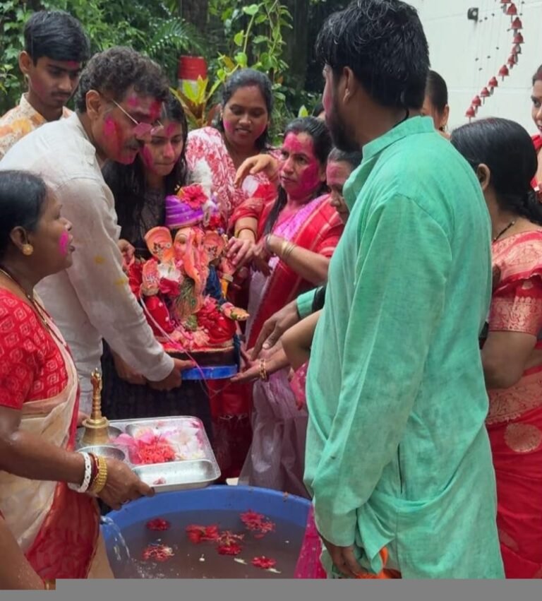 महापौर ने घर से दिखाई राह, मिट्टी के गणेश का घर में विसर्जन,संजय पांडे बोले—सनातन परंपरा प्रकृति के सम्मान की सीख देती है, आस्था के साथ पर्यावरण की जिम्मेदारी भी निभाएं