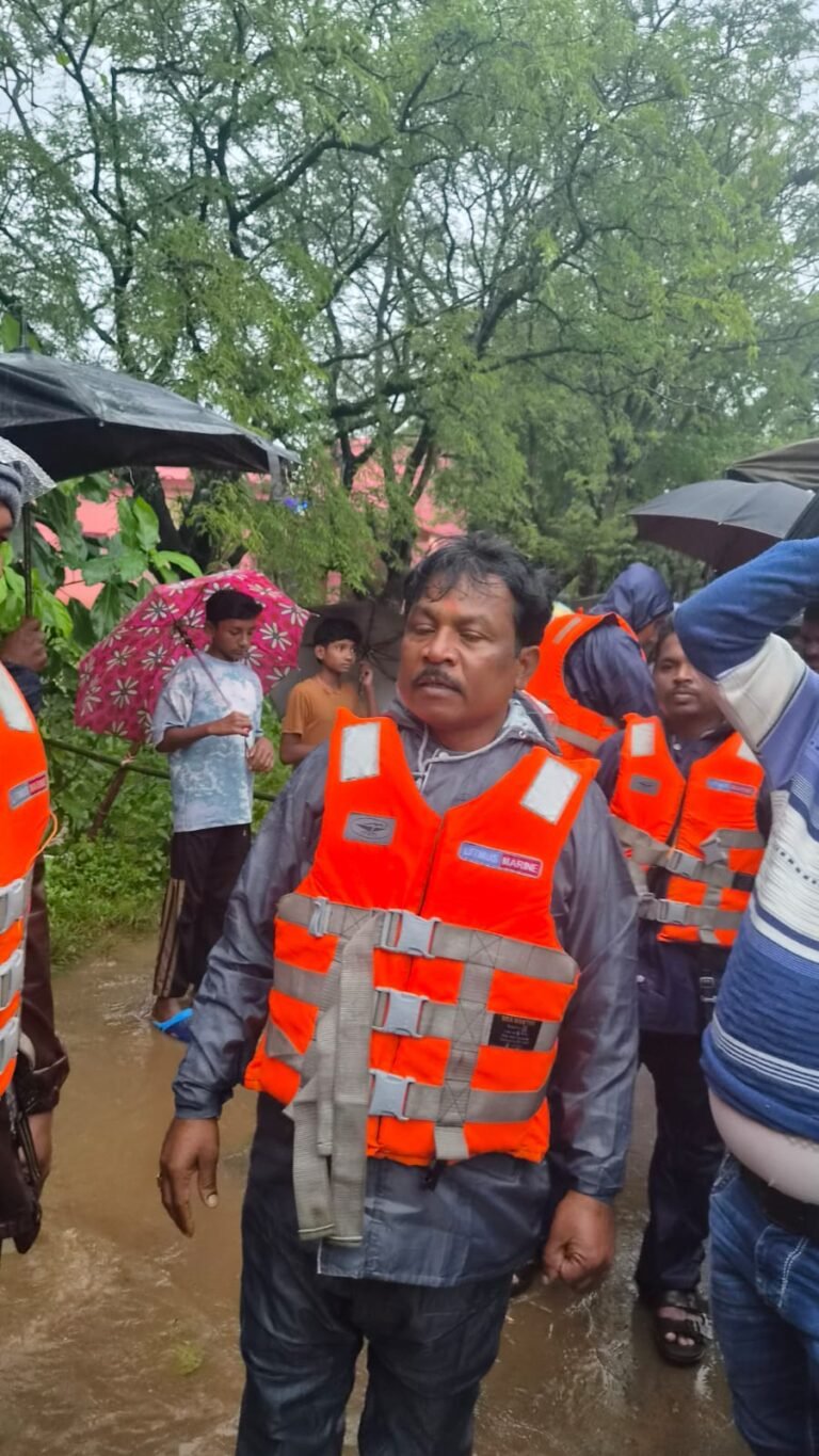 भारी बारिश से भेजापदर गांव बना टापू, रेस्क्यू टीम के साथ मौके पर पहुंचे सांसद महेश कश्यप