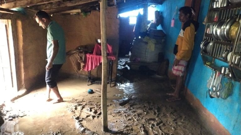 बारिश और बाढ़ से खैरगुड़ा में आफत, 13 परिवारों के 69 सदस्य प्रभावित..,घरों में घुसा पानी, रातभर पानी निकालते रहे ग्रामीण; 24 घंटे से बिजली गुल, पेयजल और मोबाइल चार्जिंग तक का संकट