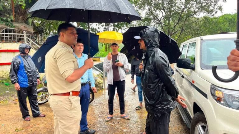 लगातार बारिश के बीच जनसेवा में जुटे महापौर संजय पाण्डेय, प्रभावित इलाकों का लिया जायजा