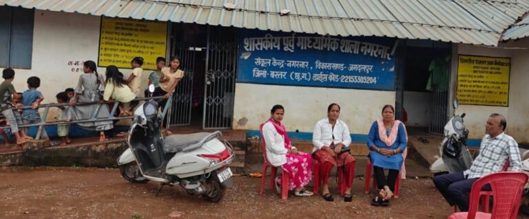 बाढ़ पीड़ितों के स्वास्थ्य की सुरक्षा में जुटा प्रशासन.., जगदलपुर और नगरनार के राहत शिविरों में स्वास्थ्य दलों ने किया परीक्षण, बांटी दवाइयां