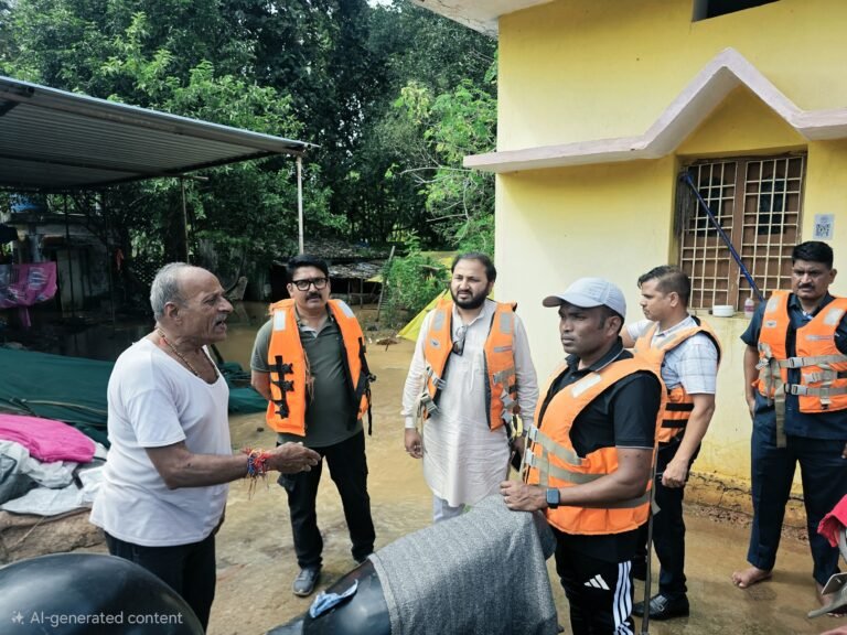 नाव से डोंगाघाट पहुंचे बस्तर महाराजा कमल चंद्र भंजदेव, 350 से अधिक प्रभावित लोगों का जाना हाल