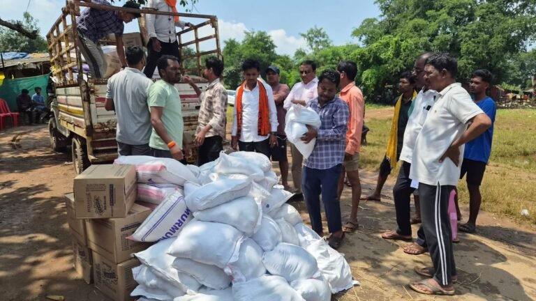 बाढ़ प्रभावित गांवों में सांसद महेश कश्यप ने पहुंचाई राहत सामग्री