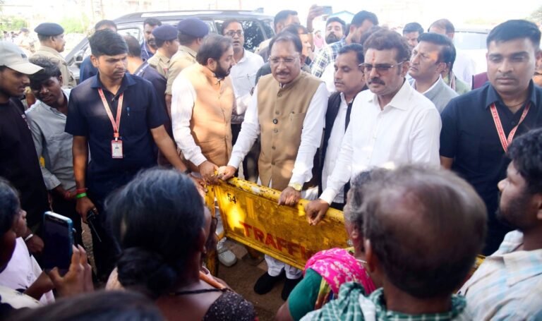 मुख्यमंत्री विष्णुदेव साय ने बस्तर में बाढ़ प्रभावित क्षेत्रों का लिया जायजा,प्रभावित परिवारों से की मुलाकात, हरसंभव सहायता का दिया भरोसा,प्रत्येक प्रभावित परिवार को मुख्यमंत्री राहत कोष से ₹10 हजार देने की घोषणा