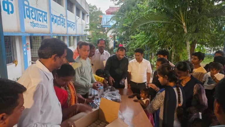 बाढ़ की आपदा में कायस्थ समाज बना मदद का सहारा, बच्चों के लिए दूध-बिस्किट और प्रभावित परिवारों को जरूरी सामग्री