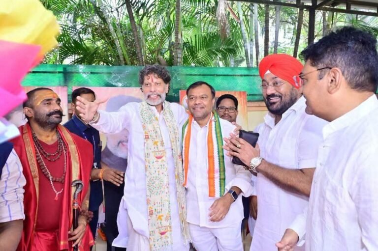 राजनीतिक मतभेदों के बीच दिखी आत्मीयता, किरण देव से मिलने पहुंचे दीपक बैज और मलकीत सिंह गैदू