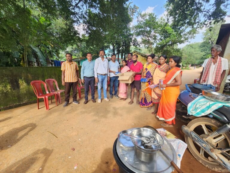 बाढ़ प्रभावित ग्रामीणों की मदद को आगे आया कायस्थ समाज,तुरेनार के भाटागुड़ा गांव में दैनिक उपयोग की सामग्री, दवाइयां और ORS का वितरण